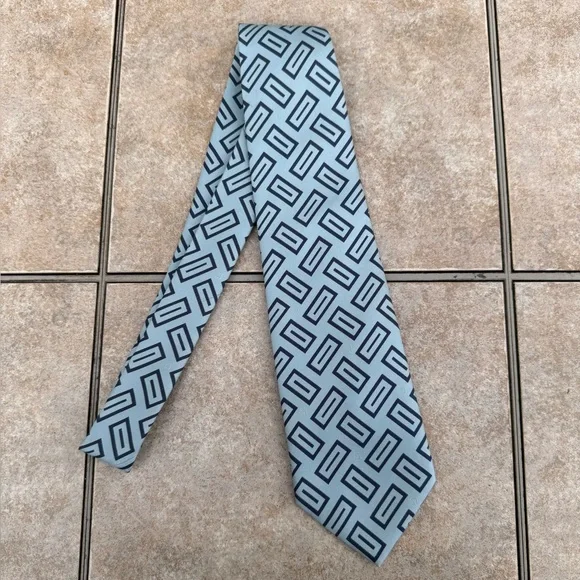 Gucci Silk Stylish Geometric Patterned Tie - Picture 3 of 10